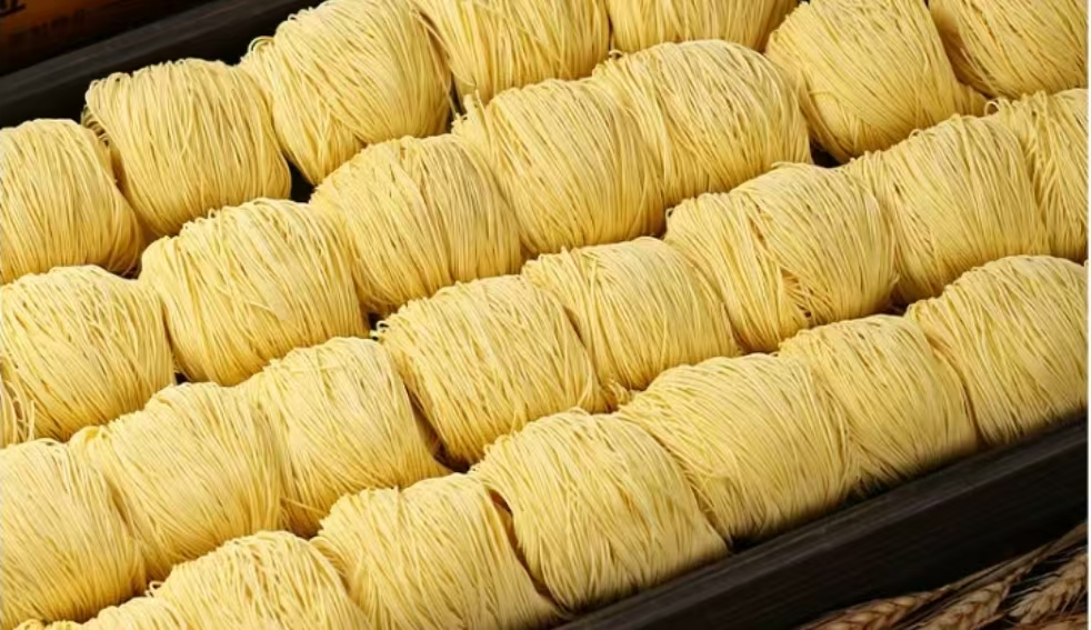 ¿Por qué se agrega álcali a algunos fideos?