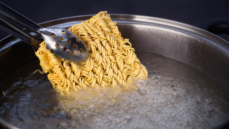 Comparación completa de fideos no fritos vs. Fideos fritos