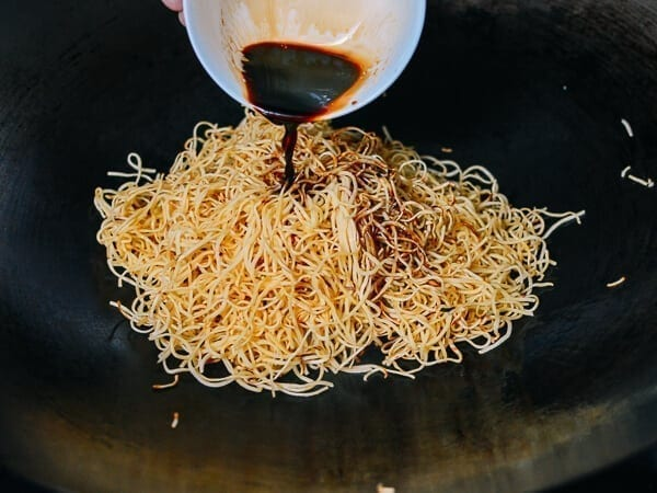 fideos fritos de estilo Hong Kong