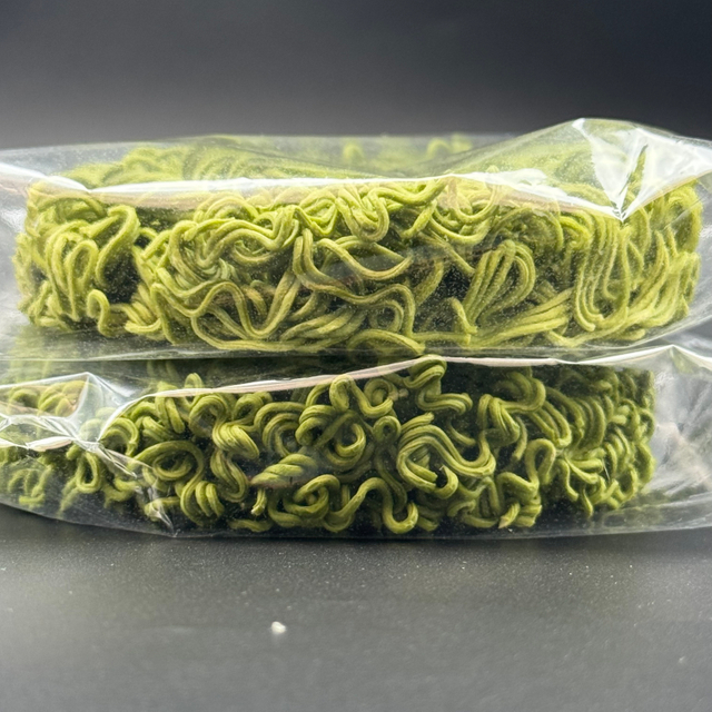 Los tallarines de Ramen superiores de Liji venden al por mayor los tallarines secos coreanos masticables de la comida sana del 8% de los tallarines de la col rizada